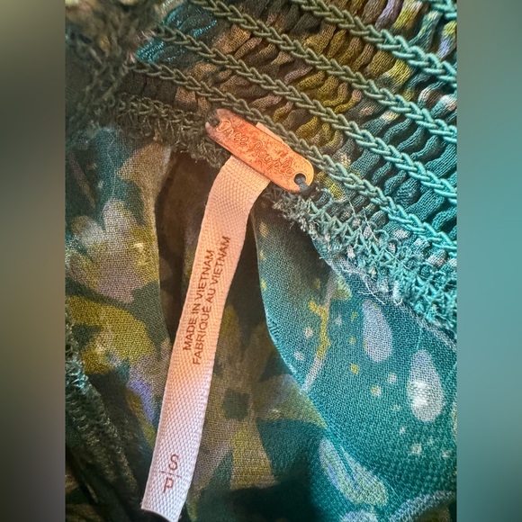 Free People Sheer Floral Blouse • Smocked Neck • Size S 🌿💚 - Picture 6 of 7